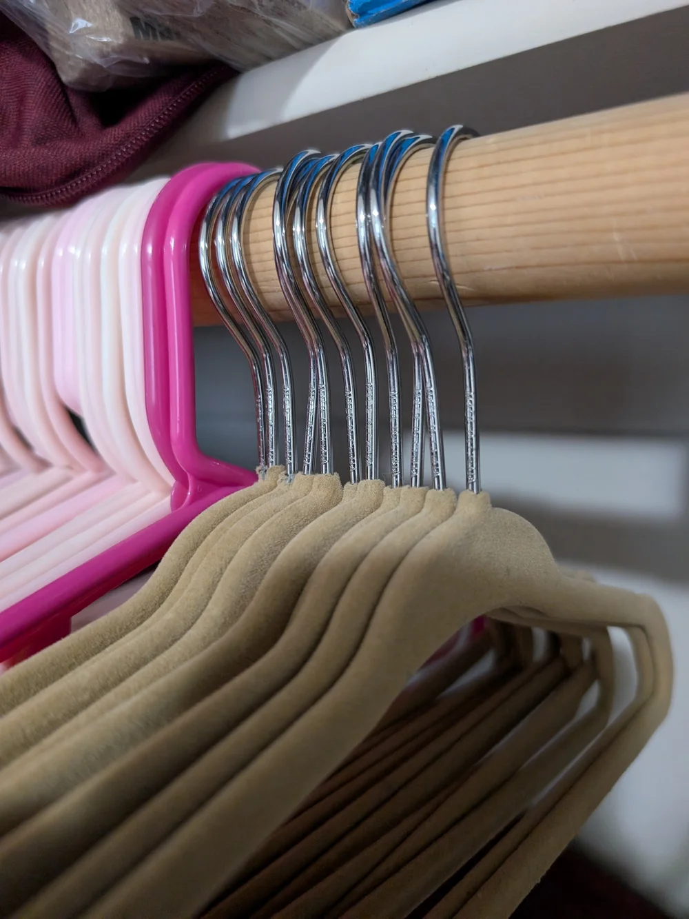Youth Sized Velvet Slim Non-Slip Hangers Set in Beige and Plastic In Pink